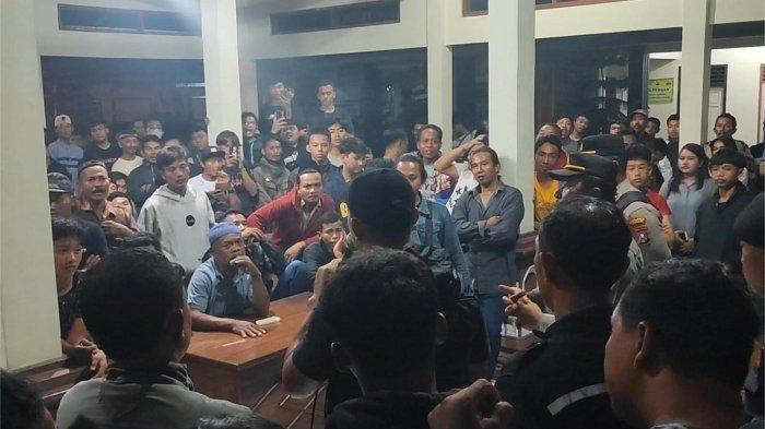 Ribuan warga menggeruduk Balai Desa Sugihan minta dipertemukan dengan Kiai pengasuh ponpes di Trenggalek yang diduga menghamili santriwati.