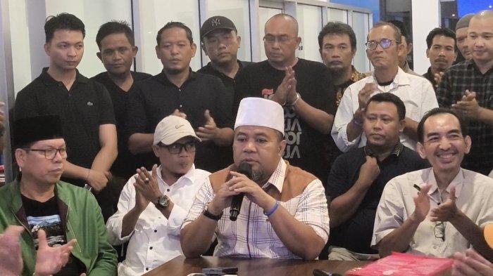 Pers rilis Helmi Hasan Rabu (27/11/2024). Diklaim menang berdasarkan hasil quick count Citra Publik Indonesia (CPI) Lingkaran Survei Indonesia (LSI) Denny JA, Calon Gubernur Bengkulu Nomor Urut 1 Helmi Hasan tetap ajak pensukungnya untuk menunggu hasil pleno KPU.