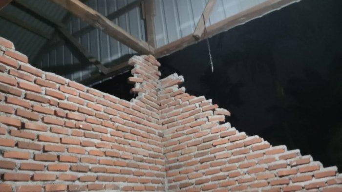 Salah satu rumah warga yang terdampak akibat guncangan gempa bumi. Nampak dinding rumah warga rusak.