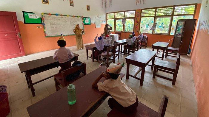 MPLS 2025 - Suasana MPLS 2025 di SDN 7 Mukomuko Bengkulu, Desa Ujung Padang, Kecamatan Kota Mukomuko, Mukomuko, Bengkulu, Selasa (15/7/2025). SDN 7 Mukomuko Bengkulu hanya menerima 6 siswa baru pada tahun ajaran 2025.