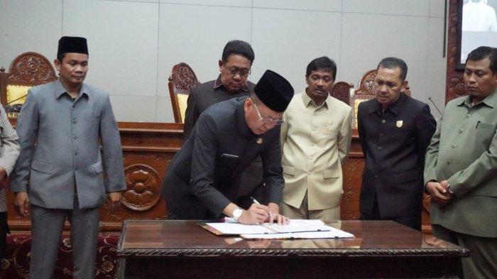 Suasana penandatanganan Perda APBD 2024 di rapat paripurna dengan agenda pandangan akhir fraksi untuk Perda APBD 2024 ini berlangsung pada Selasa (7/11/2023).