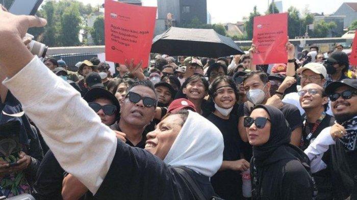 Sejumlah publik figur, artis dan komika mulai hadir di depan Gedung DPR RI, jelang aksi demo, Jakarta, Kamis (22/8/2024).