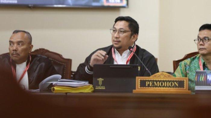 SENGKETA PILKADA BENGKULU SELATAN - Feri Amsari hadir sebagai Ahli Pemohon saat memberikan keterangan untuk perkara nomor 68/PHPU.BUP-XXIII/2025 di sidang beragendakan Mendengarkan Keterangan Saksi/Ahli, Memeriksa dan Mengesahkan Alat Bukti Tambahan. MK kembali menggelar Sidang Pemeriksaan Lanjutan Perselisihan Hasil Pemilihan Umum Bupati dan Wakil Bupati Kabupaten Bengkulu Selatan Tahun 2024 pada Rabu (12/2/2025). (Humas MK/Ifa)