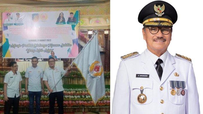 Adi Jaya Putra (kiri) saat mengibarkan bendera seusai terpilih sebagai Ketua Koni Kabupaten Konawe Selatan, Provinsi Sulawesi Tenggara, Senin (21/3/2022). Adi Jaya Putra merupakan anak dari Bupati Konawe Selatan petahana Surunuddin Dangga (kanan).