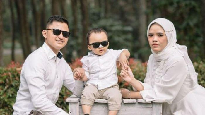 Foto Eki dan keluarganya. Sosok Eki, Suami Aprilia Majid yang Dikabarkan Setahun Hilang Tanpa Jejak Kini di Palembang