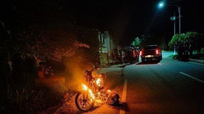PRIA BAKAR MOTOR - Tangkapan layar pria bakar motornya sendiri imbas ditilang pada Kamis (27/03/2025). Pengendara yang bakar motor diketahui bernama Ninong Agustin.