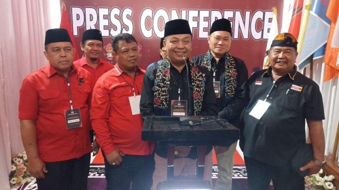 Bapaslon Bupati dan Wakil Bupati Bengkulu Tengah Sri Budiman-Septi Peryadi resmi mendaftarkan diri ke KPU Bengkulu Tengah, Kamis (29/8/2024) sekitar pukul 10.00 wib. 