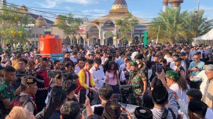 WILLIE SALIM MASAK BESAR DI BENGKULU - Tangkap layar Willie Salim dan kekasihnya Vilmei menghadiri undangan masak besar di Kota Bengkulu, Rabu (09/04/2025). Tak cuma masak besar ikan 4,5 ton Willie Salim juga turut memberangkatkan umroh 8 warga Bengkulu.