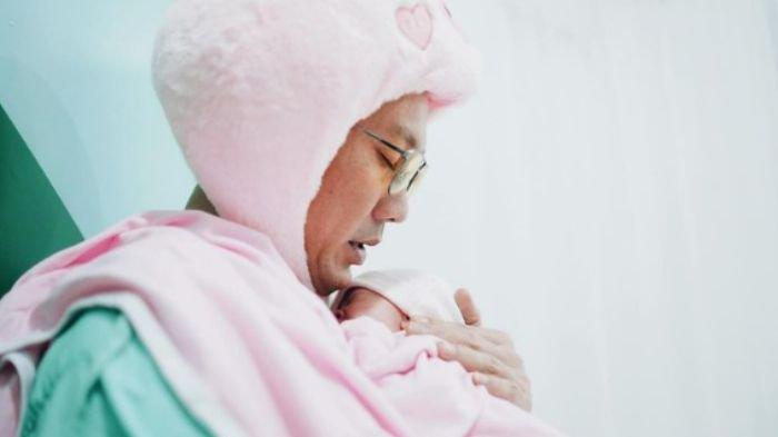 Foto Denny Sumargo dan anaknya. Tangis Haru Denny Sumargo Saat Olivia Allan Melahirkan Anak Pertama Mereka 'Gabriella Allan Sumargo'