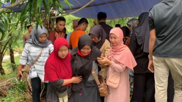 Tangis pecah keluarga mengiringi pemakaman Indah Dwi Sarah (33) ibu hamil di Kota Bengkulu yang tewas dilindas truk tronton