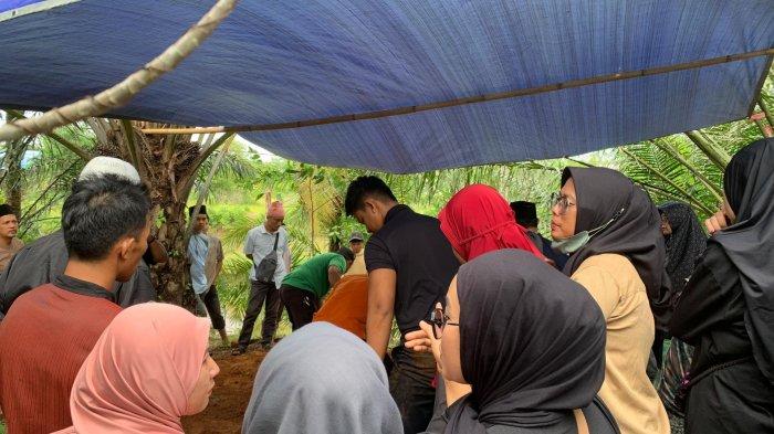 Tangis pecah keluarga mengiringi pemakaman Indah Dwi Sarah (33) ibu hamil di Kota Bengkulu yang tewas dilindas truk tronton