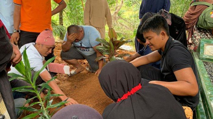 Tangis pecah keluarga mengiringi pemakaman Indah Dwi Sarah (33) ibu hamil di Kota Bengkulu yang tewas dilindas truk tronton
