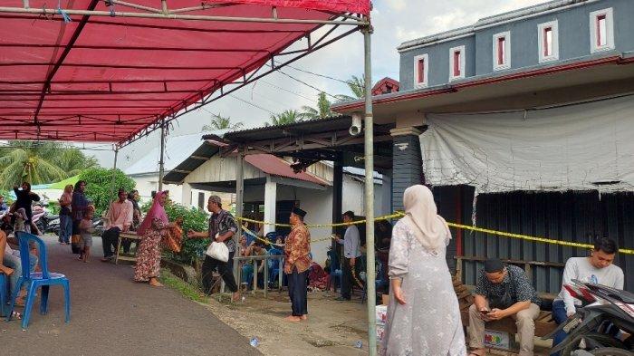 TKP LANSIA TEWAS - TKP lansia ditemukan ditemukan tewas bersimbah darah di kediamannya, Jalan Enggano Kelurahan Pasar Bengkulu, Kota Bengkulu Minggu (9/2/2024). Korban dikenal sebagai sosok warga yang baik.