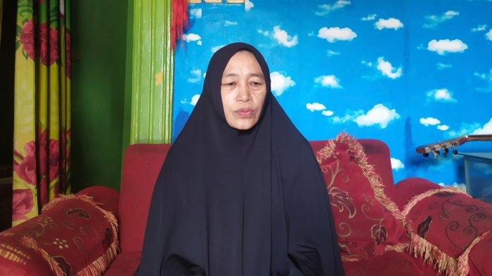 Tuti warga Kelurahan Kebun Kenanga Kecamatan Ratu Agung saat menceritakan kejadian dugaan hipnotis yang ia alami pada Sabtu (21/9/2024). 