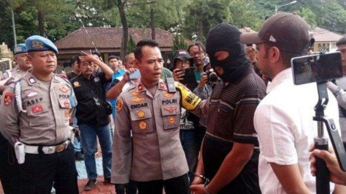 Wakapolres Subang saat Menanyai Aipda W.