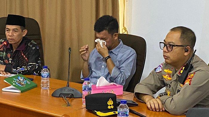 MAY DAY - Wakil Bupati Mukomuko, Rahmadi AB saat menghapus Air Matanya usai mendengar tuntutan para buruh yang menggelar Aksi Demo, Kamis (1/5/2025). Rahmadi menanggis mendengar tuntutan buruh soal upah hingga belum menerima BPJS kesehatan dan ketenagakerjaan. 