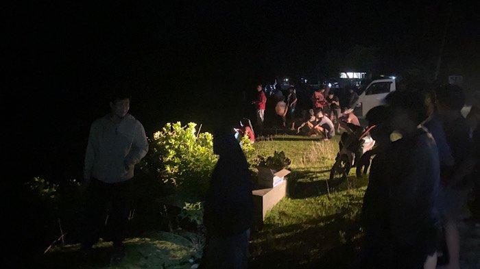 Suasana warga Desa Pulau Makmur, Kecamatan Ipuh, Kabupaten Mukomuko, Bengkulu, saat mencari korban hilang di TPI Desa Pulau Makmur, Sabtu (5/4/2025). Rahma dikabarkan hilang saat mencuci motor, sepeda dan barang berharga korban ditemukan.