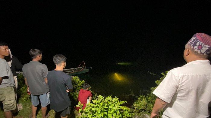 KORBAN HILANG - Warga Desa Pulau Makmur saat sedang mencari korban dengan menyelami sungai Batang Muar, Desa Pulau Makmur, Kecamatan Ipuh, Mukomuko, Bengkulu, Sabtu (5/4/2025). Korban sempat terlihat sedang mencuci motor sekitar Pukul 17.30 WIB di tepi sungai batang muar.