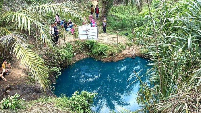 Warga Bengkulu Tengah dihebohkan dengan penemuan sebuah danau unik yang memiliki air berwarna biru, Rabu (25/10/2023) lalu.