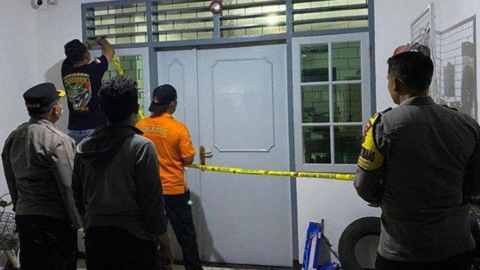 Anggota Tim Inafis Polrestabes Surabaya dan Anggota Polsek Sukomanunggal Polrestabes Surabaya melakukan olah TKP kakak tusuk adik kandung dan keponakan di Jalan Putat Indah Timur I, Sukomanunggal, Surabaya, Kamis (14/11/2024) malam.