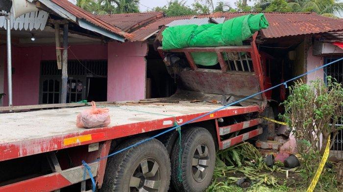 Penampakan truk tronton yang melindas seorang ibu hamil di Kota Bengkulu masih nyangkut di rumah korban, pada Sabtu (7/12/2024).