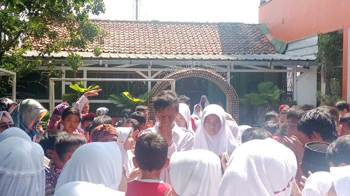 Ratusan pelajar SDN Cibereum 1 Kota Bogor menolak keras pemecatan salah satu guru bernama Mohamad Reza Ernanda, Rabu (13/9/2023). (TribunnewsBogor.com/Wahyu Topami)