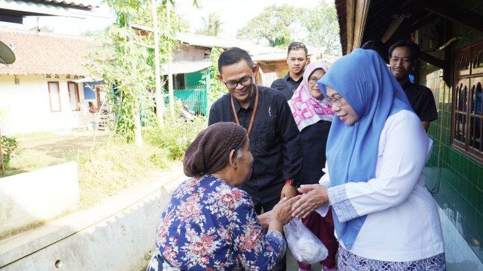 Sekretaris Daerah (Sekda) Kota Bogor, Syarifah Sofiah secara simbolis menerima penyerahan corporate social responsibility (CSR) dari PT  ADIRA Syariah yang kemudian diserahkan kepada Lurah Bojongkerta, Harry Cahyadi untuk percepatan Open Defecation Free (ODF) atau Stop Buang Air Besar Sembarangan di Kelurahan Bojongkerta, Kecamatan Bogor Selatan, Kota Bogor, Kamis (13/7/2023).