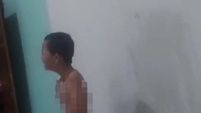 ASN SIKSA ANAK TIRI: Tangkapan layar video viral seorang bocah perempuan menangis setelah disiram air panas oleh ibu tiri yang merupakan ASN wilayah Sumatera Utara, Rabu (12/2/2025). Ternyata ASN yang viral gara-gara tega menyiram air panas ke anak tiri adalah keluarga pejabat. Sang suami yang memviralkan gemetar saat klarifikasi.