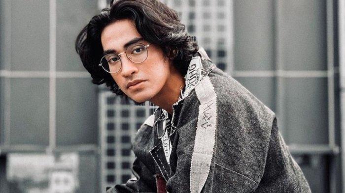 Aktor Abidzar Al Ghifari belakangan viral dijodoh-jodohkan dengan Sintya Marisca. Ini kata Abidzar soal hubungannya dengan Sintya.
