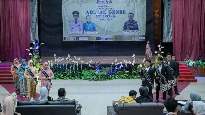 Dinas Pengendalian Penduduk dan Keluarga Berencana (DPPKB) Kota Bogor menggelar Apresiasi Duta GenRe Jambore Ajang Kreasi (Adujak) Kota Bogor tahun 2023 di Gedung Kemuning Gading, komplek Balai Kota Bogor, Sabtu (1/7/2023) malam.