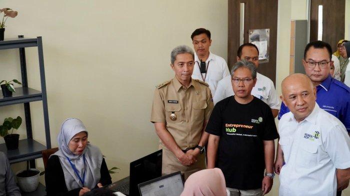 Wakil Wali Kota Bogor, Dedie Rachim dampingi Menteri Koperasi dan UKM (MenKopUKM), Teten Masduki dalam kegiatan Entrepreneur Hub Dialog Interaktif MenKopUKM bersama Agripreneur di Science Techno Park IPB University (STP-IPB), Senin (10/7/2023) sore.
