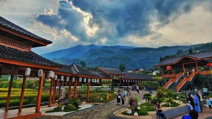 Suasana ala Jepang bisa kamu rasakan saat berkunjung ke tempat wisata Aki Koe-En di Bogor ini. Mulai dari bangunan, spot foto, hingga makanan.