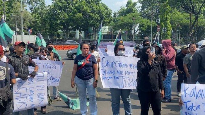 Aksi unjuk rasa pedagang kaki lima (PKL) di kawasan Puncak dan mahasiswa di depan Kantor Bupati Bogor, Jumat (6/9/2024). (Muamarrudin Irfani)
