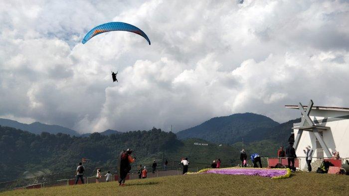 Aktifitas Paralayang di Gantole Puncak, Kabupaten Bogor, Jumat (27/5/2022).