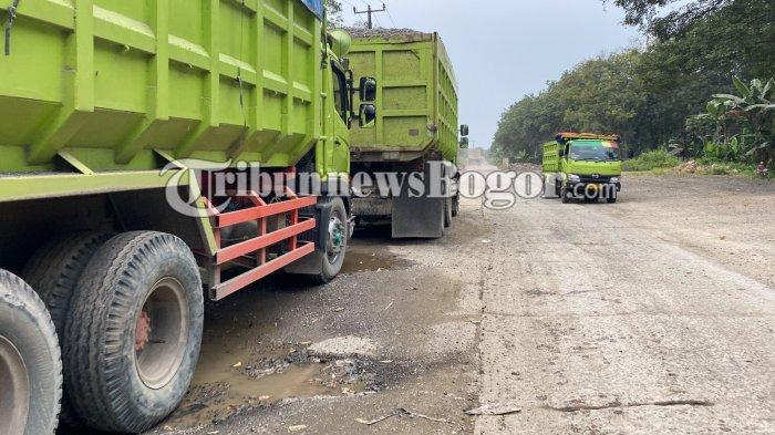 Aktifitas truk tambang di wilayah Parung Panjang, Kabupaten Bogor, Sabtu (4/5/2024).