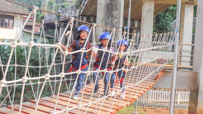 TEMPAT WISATA BOGOR - Wisata The Bigbound-1B menawarkan banyak wahana-wahana seru yang bisa anak-anak coba, seperti jembatan keseimbangan dan jembatan laut ini yang bisa melatih percaya diri anak.