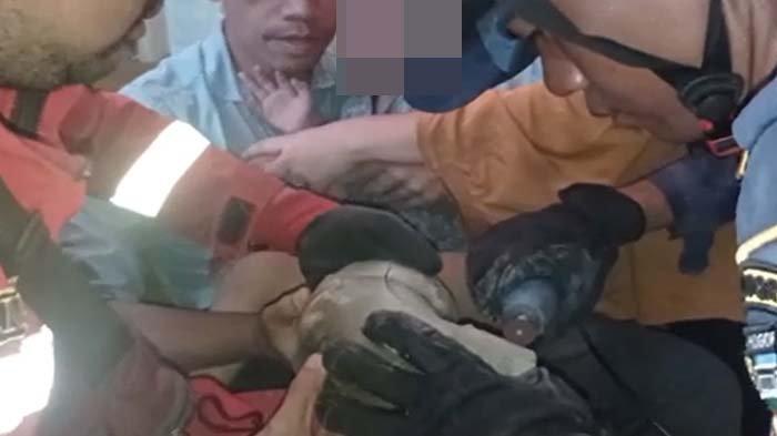 Evakuasi kaki bocah terjebak lubang closet.