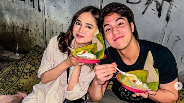 El Rumi dan Syifa Hadju makan berdua di pinggir jalan.
