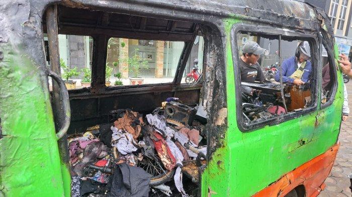 Angkot 02 yang terbakar di Tanjakan
