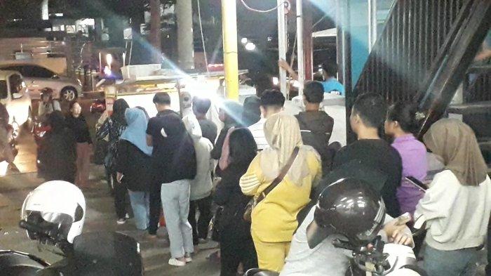 Antrean pemberli Basreng Ohang Viral di Pakansari, Kabupaten Bogor