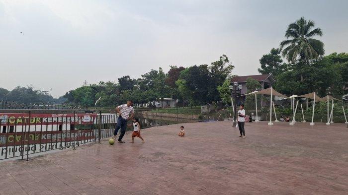 Area di tempat wisata Cibinong Situ Plaza Bogor, cocok untuk melakukan kegiatan outdoor seperti bermain nersama anak, joging, atau mengadakan kegiatan lainnya.
