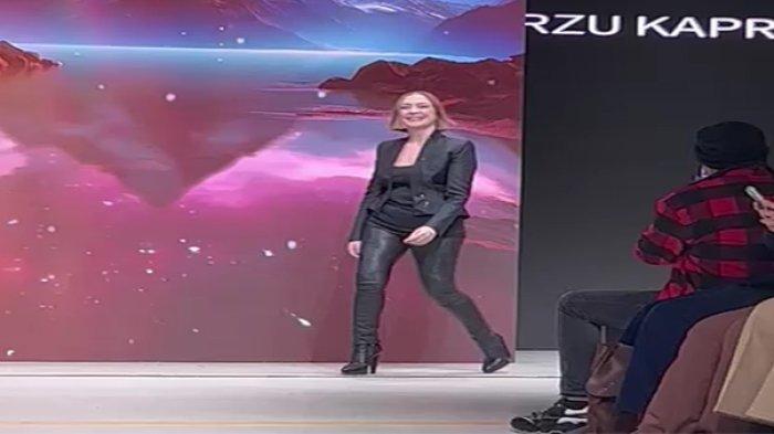 Sosok Arzu Kaprol jadi pusat perhatian dalam ajang Brics+ Fashion Summit di Moskow, Rusia.
