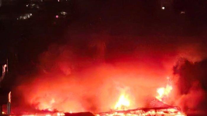 Asap hitam pekat membumbung tinggi di langit Jakarta, Rabu (15/1/2025).