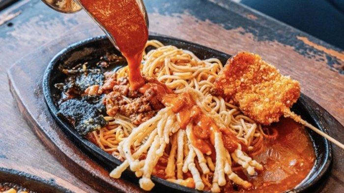 Tempat kuliner Bogor Atsuiya menawarkan hot plate harga murah dengan menu best seller berupa chicken katsu hot plate ramen dan gyoza hot plate ramen.