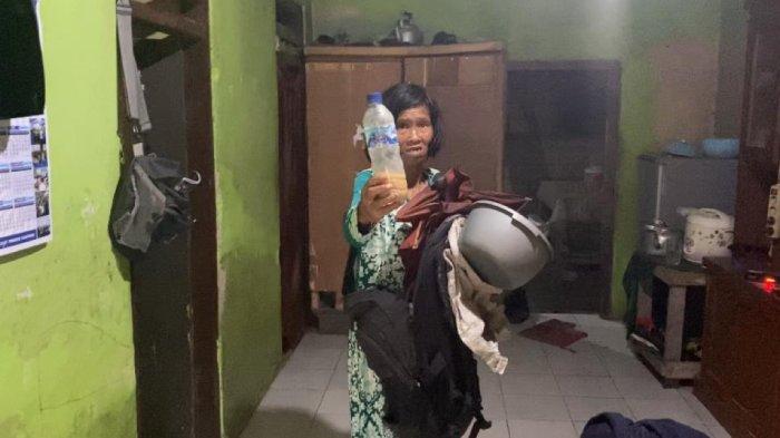 Baliah si pengemis a kasian a di area TNGHS bongkar isi tasnya, Jumat (12/1/2024). (Muamarrudin Irfani)