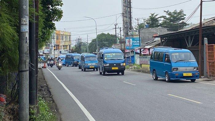 Banyak angkutan kota (angkot) yang ngetem sembarangan di kawasan Terminal Laladon tepatnya di Simpang Laladon Bogor.