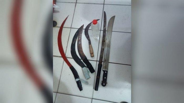 Dok. Polres -- Barang bukti senjata tajam yang disita dalam pengamanan 11 remaja diduga hendak tawuran di Ciseeng, Kabupaten Bogor.