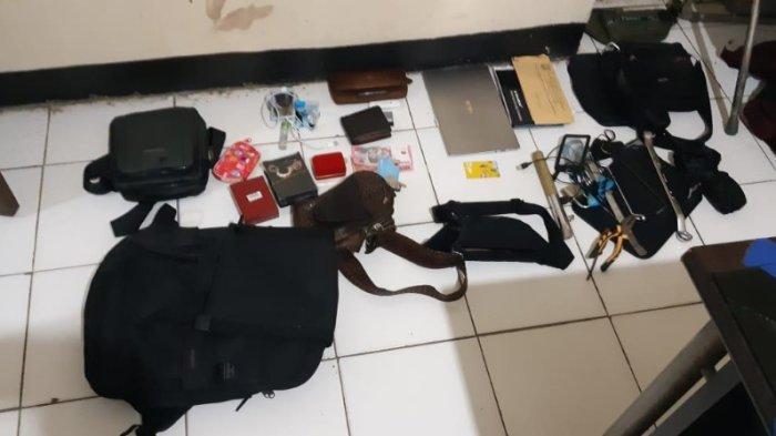Barang-barang milik pelaku pencurian di vila Ciomas Bogor, Sabtu (3/2/2024).
