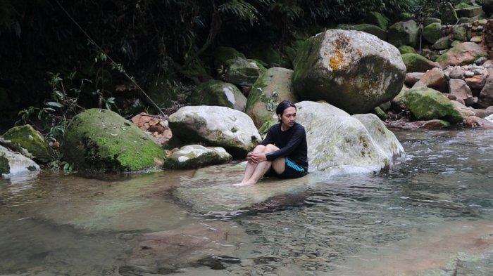 Batu kursi yang berada di wisata Leuwi Asoka, Desa Gunungsari, Kecamatan Pamijahan, Kabupaten Bogor, Kamis (14/12/2023).