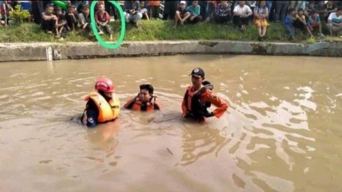 Tangkapan layar bocah menyaksikan pencarian dirinya.